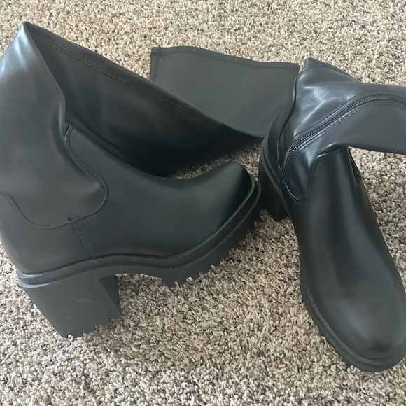 Black over the knee boots - Picture 2 of 3